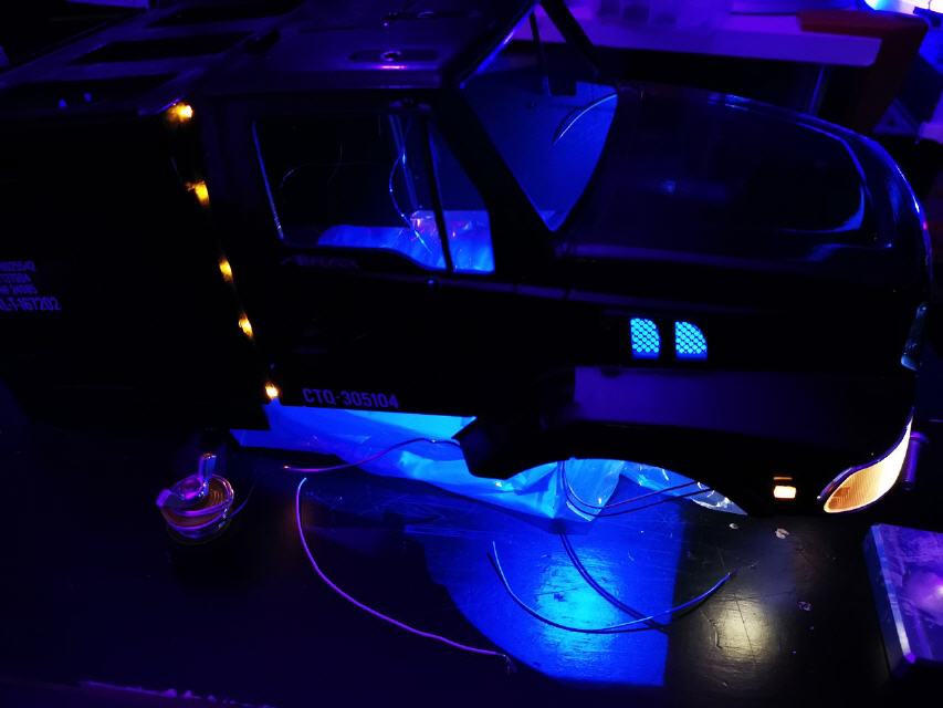 Seitenansicht mit zusätzlichen blauen LEDs im Motorraum