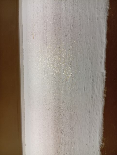 wie hier an der Balkont&uuml;re, die nur mit goldener Glitzer-Lasur bemalt ist.